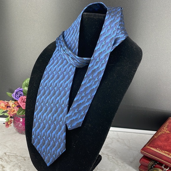 Vintage Haggar Collections Necktie Blue Wave pattern. 100% Silk - Picture 5 of 5